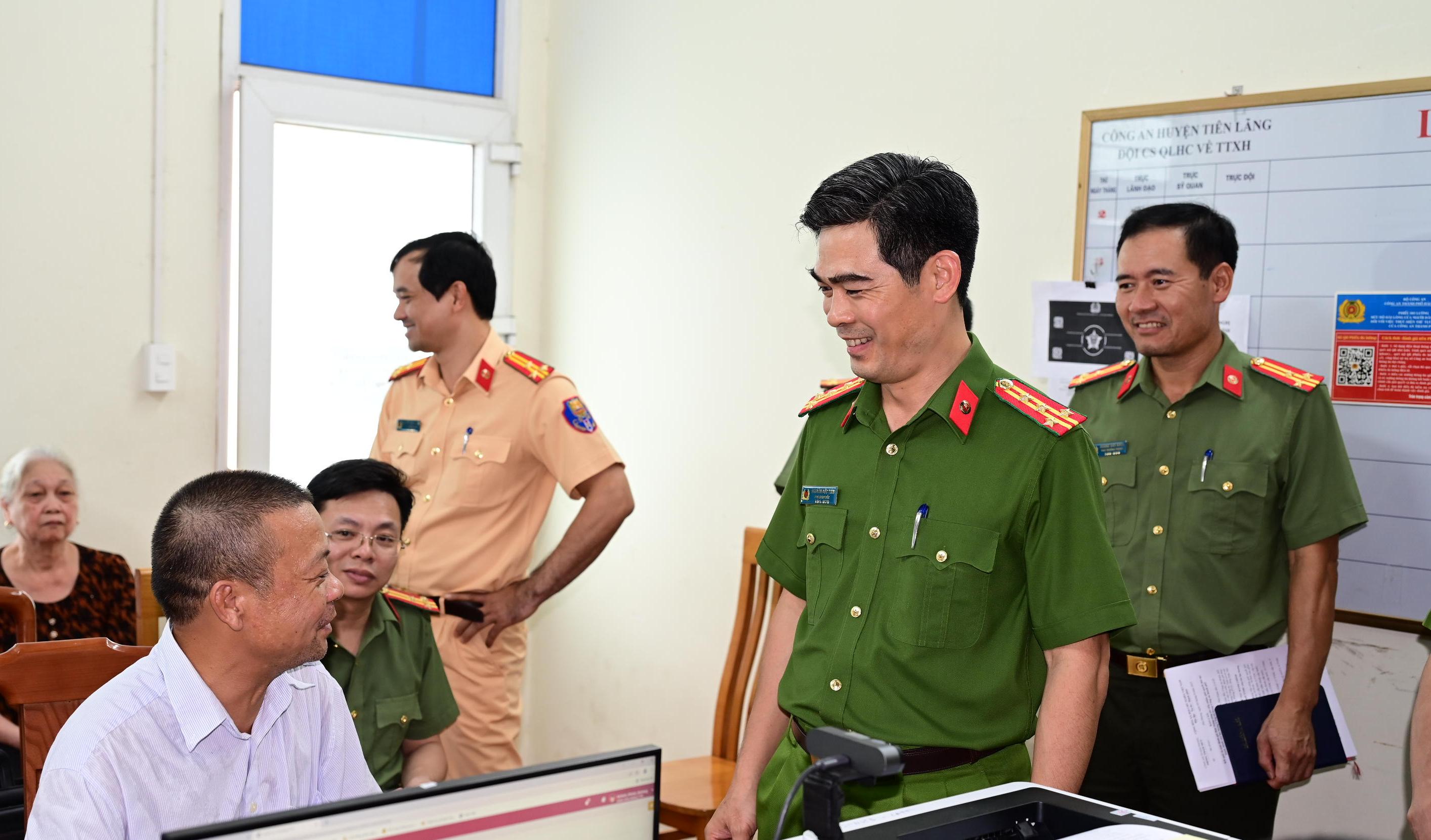 Đại tá Nguyễn Đức Thìn – Phó Giám đốc Công an thành phố kiểm tra công tác cải cách hành chính tại 4 đơn vị Công an cấp xã